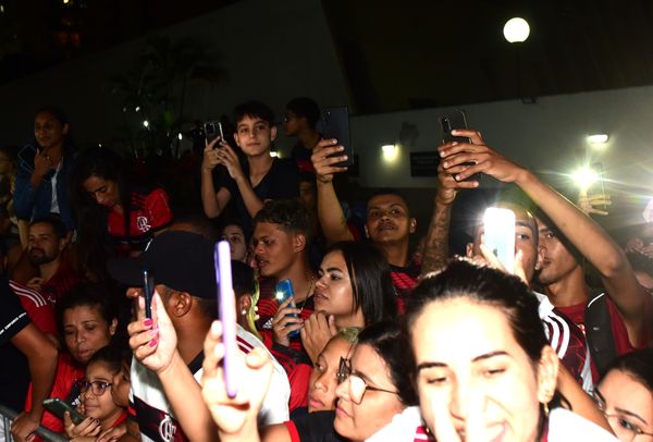 Time do Flamengo chega em Vitória sob protestos da torcida por Carlos Alberto Silva