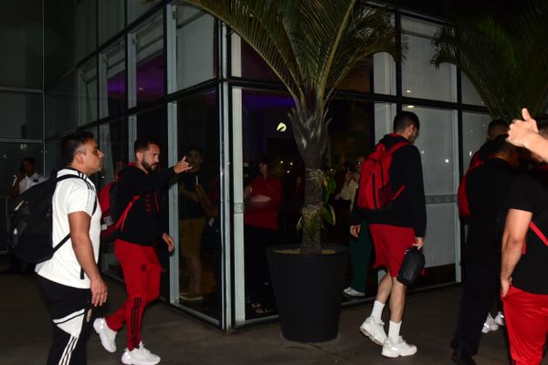 Time do Flamengo chega em Vitória sob protestos da torcida por Carlos Alberto Silva