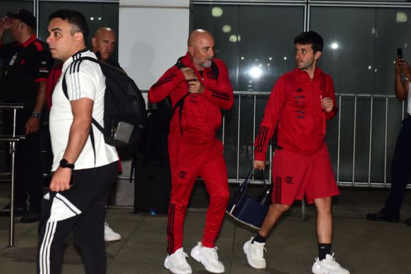 Time do Flamengo chega em Vitória sob protestos da torcida por Carlos Alberto Silva