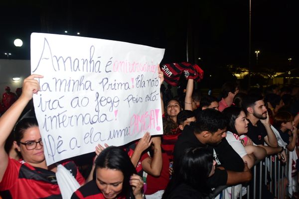 Time do Flamengo chega em Vitória sob protestos da torcida por Carlos Alberto Silva