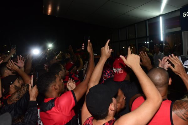 Time do Flamengo chega em Vitória sob protestos da torcida por Carlos Alberto Silva