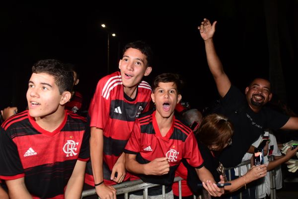 Time do Flamengo chega em Vitória sob protestos da torcida por Carlos Alberto Silva