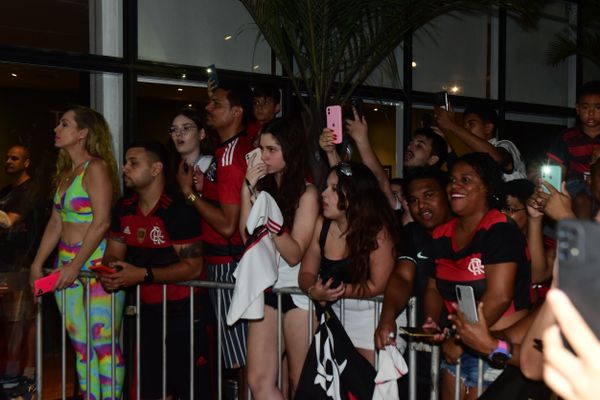 Time do Flamengo chega em Vitória sob protestos da torcida por Carlos Alberto Silva