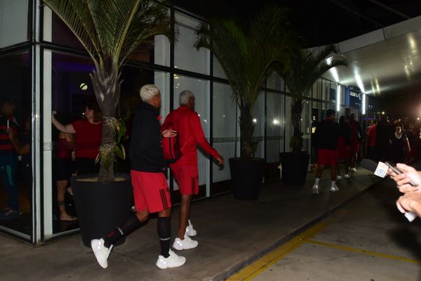 Time do Flamengo chega em Vitória sob protestos da torcida por Carlos Alberto Silva