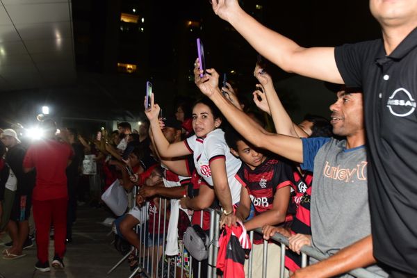 Time do Flamengo chega em Vitória sob protestos da torcida por Carlos Alberto Silva
