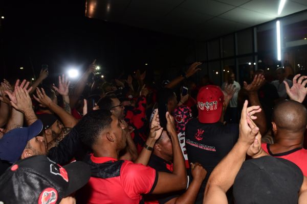 Time do Flamengo chega em Vitória sob protestos da torcida por Carlos Alberto Silva