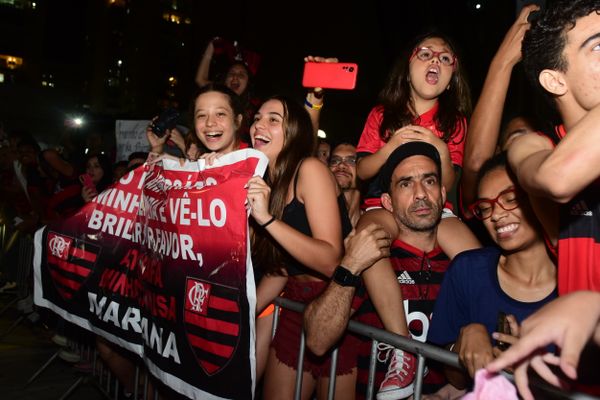 Time do Flamengo chega em Vitória sob protestos da torcida por Carlos Alberto Silva