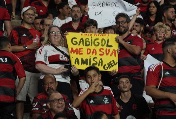 Chegada da torcida do Flamengo ao Kleber Andrade para a partida contra o Athletico-PR por Fernando Madeira