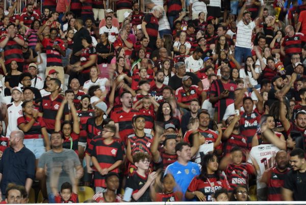 Chegada da torcida do Flamengo ao Kleber Andrade para a partida contra o Athletico-PR por Fernando Madeira