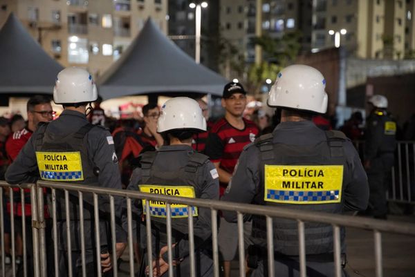 Chegada da torcida do Flamengo ao Kleber Andrade para a partida contra o Athletico-PR por Fernando Madeira