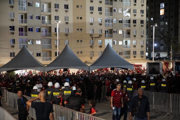 Chegada da torcida do Flamengo ao Kleber Andrade para a partida contra o Athletico-PR por Fernando Madeira