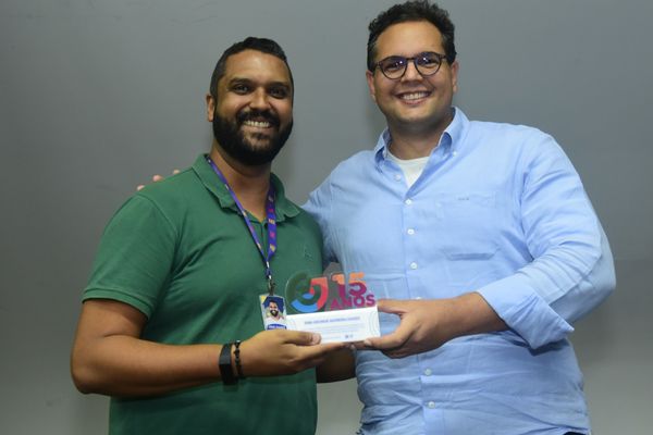 Erik Oakes, editor de HZ, recebe troféu de 15 anos de Rede Gazeta. Na foto com Dudu Lindenberg, diretor de Inovação da Rede Gazeta
