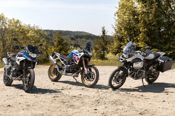 Honda CB 500X e naked CB 500F chegam na linha 2024 com a nova opção de cor azul perolizado