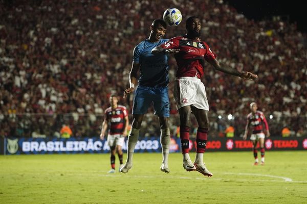 Lance do jogo entre Flamengo e Athletico-PR, no estádio Kleber Andrade, em Cariacica, pelo Campeonato Brasileiro