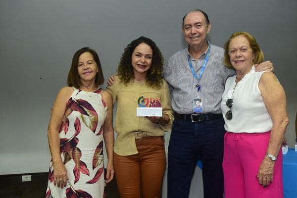 Viviann Barcelos, do g1, com a mãe e a tia e Helder Luciano
