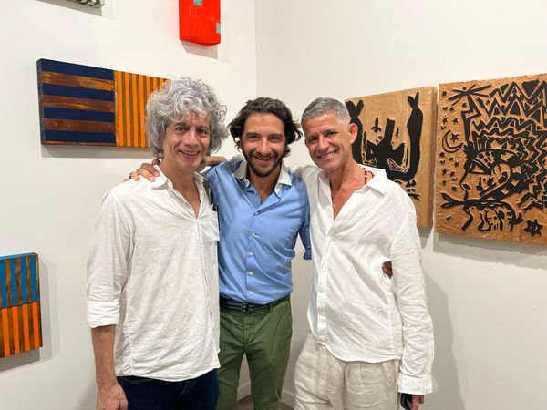 -Fabio Szwarcwald entre os artistas Jarbas Lopes e Cabelo