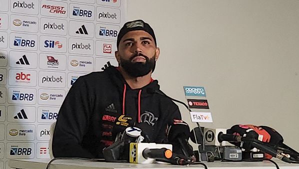 Atacante do Flamengo fez um único gol em dez jogos pela Internazionale, enquanto ex-volante foi definido como 'festeiro'