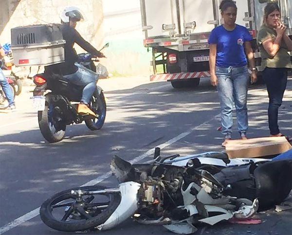 Motociclista ficou desacordado após o acidente. 