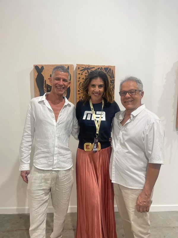 Lara Brotas com os artistas Cabelo e Manfredo de Souzanetto