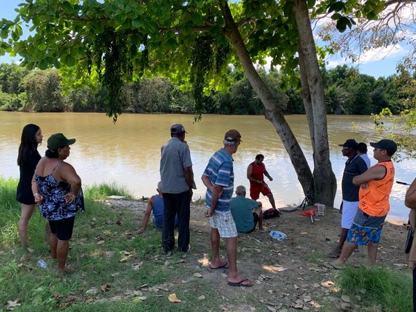 Moradores acompanham as buscas por homem que desapareceu no Rio Cricaré, em São Mateus