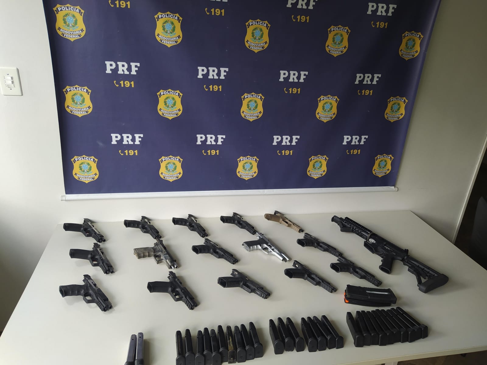 Homem de 35 anos foi detido por tráfico internacional de armas na BR 267, em Juiz de Fora (MG), transportando 15 pistolas e uma carabina, além de munições, vindo do Sul do Brasil