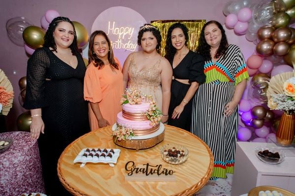 Thais e a família durante festa, incluindo a mãe Juliana Pessotti (de roupa listrada) por Reprodução | ‎Foto Niposs 