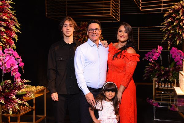 Aryana Torezani, o marido Valtair Torezani e os filhos Lucas e Luiza