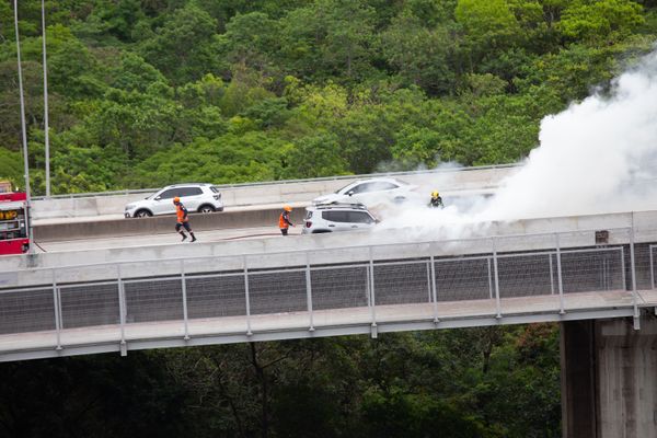 Corpo de Bombeiros apaga fogo em veículo na Terceira Ponte