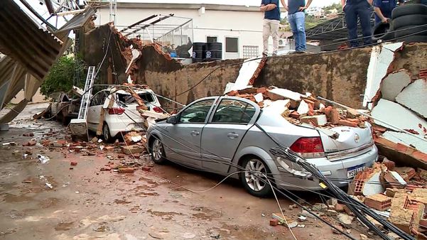 Destruição em Colatina após temporal  por Wando Fagundes