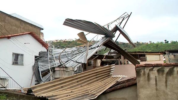 Destruição em Colatina após temporal  por Wando Fagundes