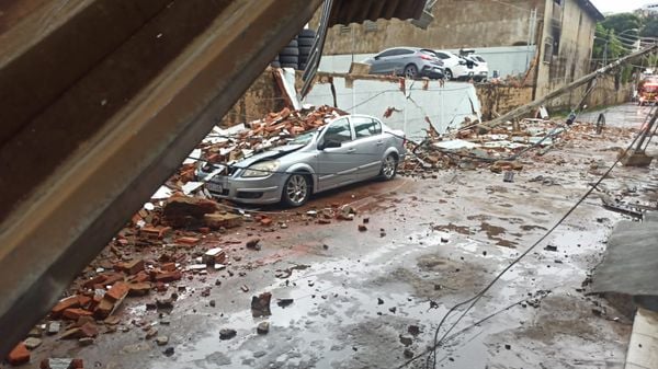 Destruição em Colatina após temporal com rajadas de até 100 km/h
