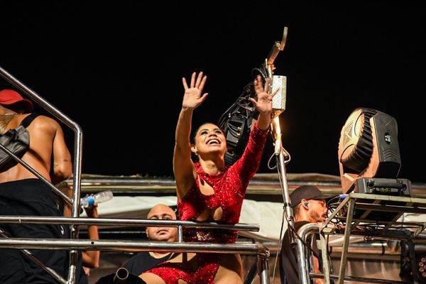 Uma das artistas mais disputadas da noite, Lexa também subiu em cima do trio elétrico por Arthur Louzada