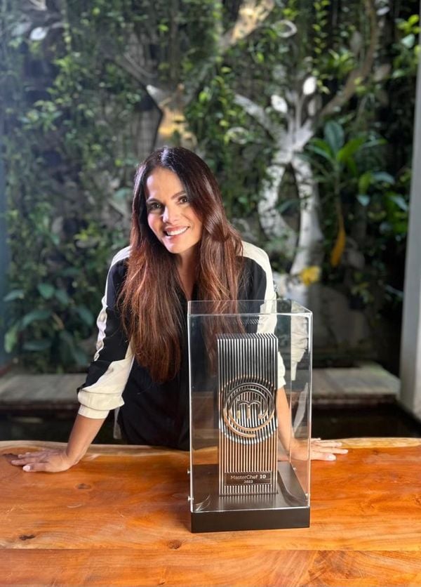 Ana Paula Castro assina o  troféu MasterChef 2023