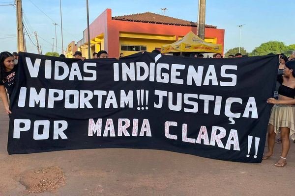 A adolescente indígena Maria Clara Batista Vieira, 15, morreu neste domingo (17) em um hospital em Caiena, capital da Guiana Francesa, após ser estuprada e quase afogada em lama
