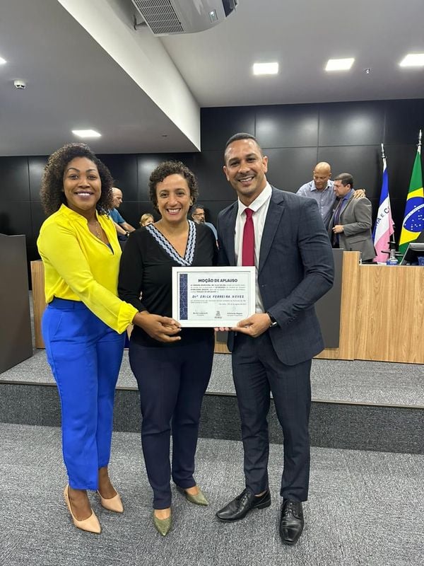 A diretora estadual da Associação Brasileira dos Advogados (ABA), Érica Neves (cent.), ao lado dos vereadores Patricia Crizanto e D’Orleans Sagais, na Câmara Municipal de Vila Velha. 