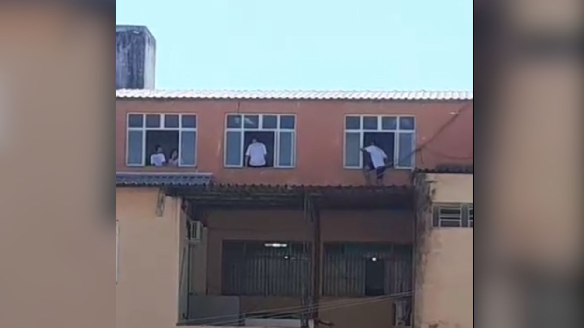 Em vídeo gravado por morador, adolescentes aparecem se equilibrando no terceiro andar do prédio de escola municipal no bairro Ferroviários, na janela e no telhado