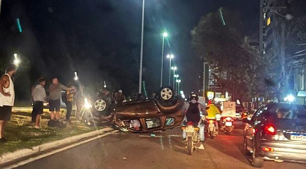 Carro ficou tombado no meio da Avenida Norte Sul, em Vitória