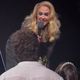 Adele interage com fãs brasileiros em show em Las Vegas