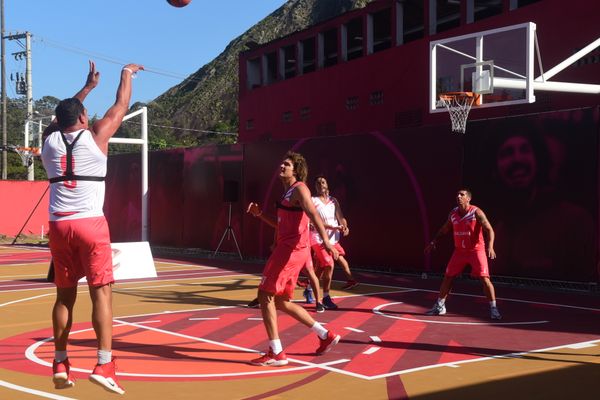 Anderson Varejao, ex-jogador do Cavaliers, inaugura nova quadra no Saldanha. A obra foi financiada pelo Cavaliers, onde hoje Varejão é embaixador do clube por Carlos Aberto Silva