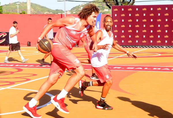 Anderson Varejao, ex-jogador do Cavaliers, inaugura nova quadra no Saldanha. A obra foi financiada pelo Cavaliers, onde hoje Varejão é embaixador do clube por Carlos Aberto Silva
