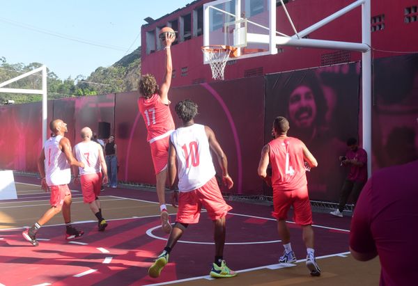 Anderson Varejao, ex-jogador do Cavaliers, inaugura nova quadra no Saldanha. A obra foi financiada pelo Cavaliers, onde hoje Varejão é embaixador do clube por Carlos Aberto Silva