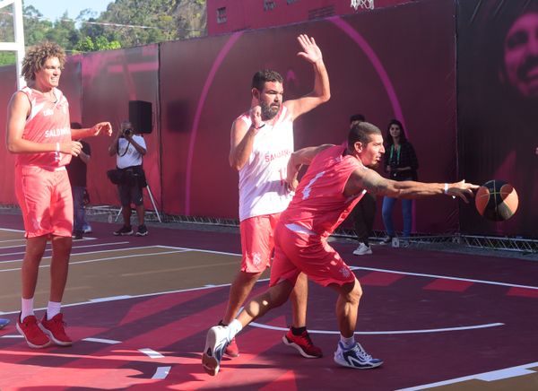 Anderson Varejao, ex-jogador do Cavaliers, inaugura nova quadra no Saldanha. A obra foi financiada pelo Cavaliers, onde hoje Varejão é embaixador do clube por Carlos Aberto Silva