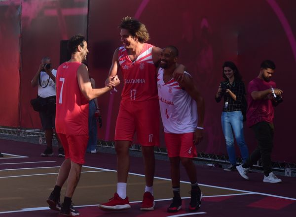 Anderson Varejao, ex-jogador do Cavaliers, inaugura nova quadra no Saldanha. A obra foi financiada pelo Cavaliers, onde hoje Varejão é embaixador do clube por Carlos Aberto Silva