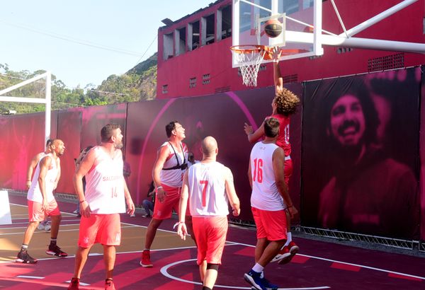 Anderson Varejao, ex-jogador do Cavaliers, inaugura nova quadra no Saldanha. A obra foi financiada pelo Cavaliers, onde hoje Varejão é embaixador do clube por Carlos Aberto Silva