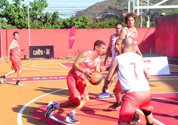 Anderson Varejao, ex-jogador do Cavaliers, inaugura nova quadra no Saldanha. A obra foi financiada pelo Cavaliers, onde hoje Varejão é embaixador do clube por Carlos Aberto Silva