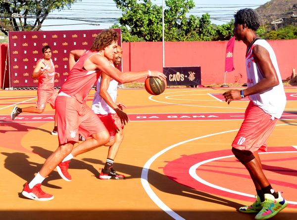 Anderson Varejao, ex-jogador do Cavaliers, inaugura nova quadra no Saldanha. A obra foi financiada pelo Cavaliers, onde hoje Varejão é embaixador do clube por Carlos Aberto Silva