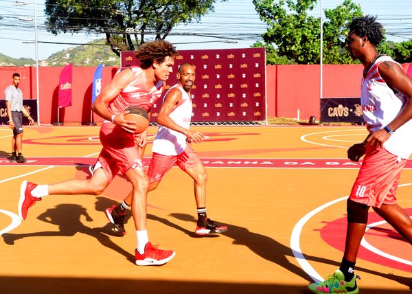 Anderson Varejao, ex-jogador do Cavaliers, inaugura nova quadra no Saldanha. A obra foi financiada pelo Cavaliers, onde hoje Varejão é embaixador do clube por Carlos Aberto Silva