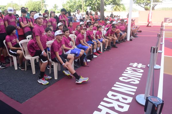 Anderson Varejao, ex-jogador do Cavaliers, inaugura nova quadra no Saldanha. A obra foi financiada pelo Cavaliers, onde hoje Varejão é embaixador do clube por Carlos Aberto Silva