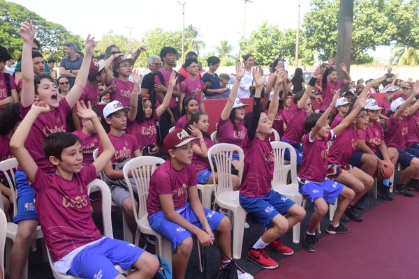 Anderson Varejao, ex-jogador do Cavaliers, inaugura nova quadra no Saldanha. A obra foi financiada pelo Cavaliers, onde hoje Varejão é embaixador do clube por Carlos Aberto Silva