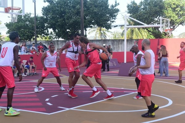 Anderson Varejao, ex-jogador do Cavaliers, inaugura nova quadra no Saldanha. A obra foi financiada pelo Cavaliers, onde hoje Varejão é embaixador do clube por Carlos Aberto Silva